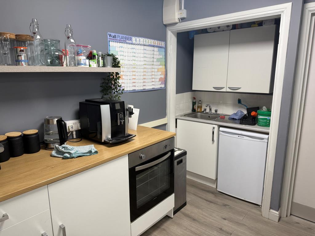 Lot: 94 - COMMERCIAL PART POSSESSION PRODUCING £16,200 PER ANNUM - First floor kitchen with fitted units